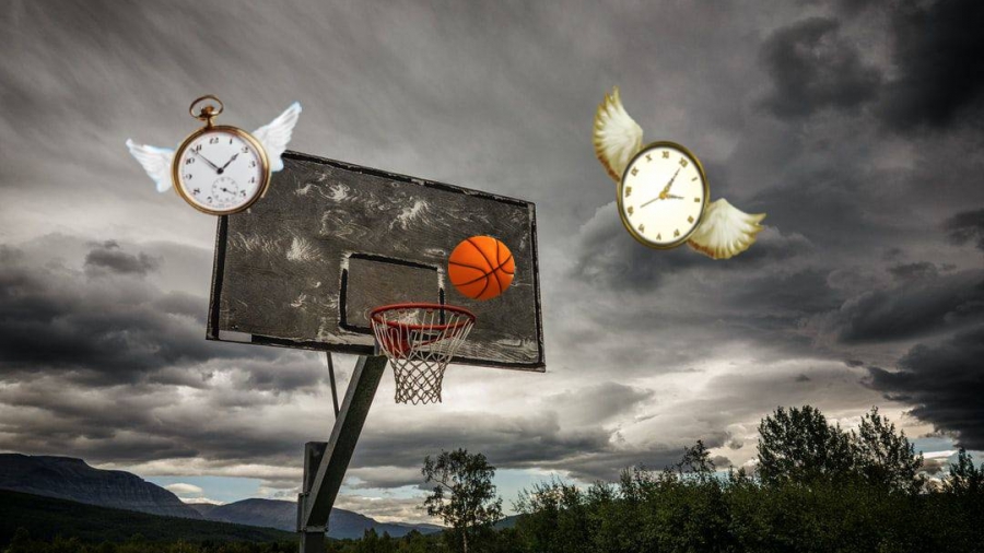 «Δεν φταίω εγώ που μεγαλώνω, χτυπάει πισώπλατα ο χρόνος»