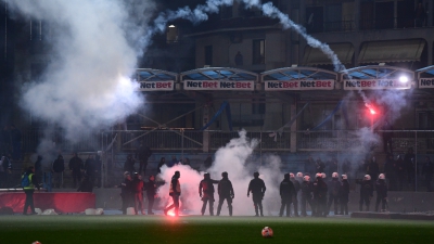 Επεισόδια στους Ζωσιμάδες ανάμεσα σε οπαδούς του Ολυμπιακού και την Αστυνομία!