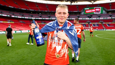 Κάνε το όπως ο Τζο Τέιλορ: Στα 18 του barman σε ξενοδοχείο, στα 20 ζει το όνειρο με τη Λούτον! (video)