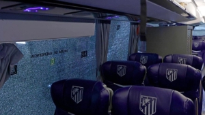 Οι οπαδοί της Μπαρτσελόνα έσπασαν τα τζάμια στο πούλμαν της Ατλέτικο και αυτή τάγκαρε τη NASA (pic)