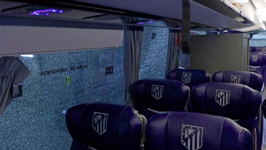 Οι οπαδοί της Μπαρτσελόνα έσπασαν τα τζάμια στο πούλμαν της Ατλέτικο και αυτή τάγκαρε τη NASA! (pic)