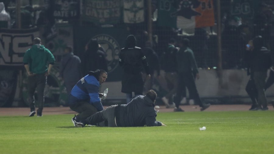 Λεβαδειακός – Παναθηναϊκός: Χρήση δακρυγόνων, ασθενοφόρο και είσοδος οπαδών στο γήπεδο για να… ανασάνουν!