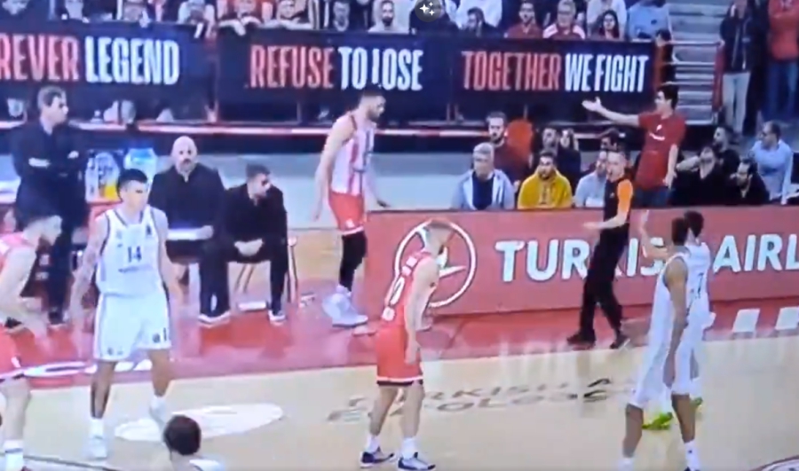 Απίστευτο: Οπαδός φώναζε διαρκώς στον Μπαρτζώκα, προκάλεσε την «παρέμβαση» του Ολυμπιακού! (video)