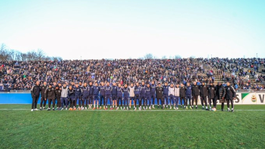 Σάλκε: Χιλιάδες κόσμου στην προπόνηση με καπνογόνα για να εμψυχώσουν τους παίκτες! (video)