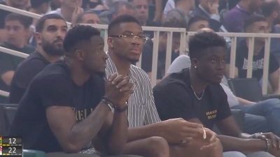 Παναθηναϊκός - Ολυμπιακός: «Σοφιστικέ» Αντετοκούνμπο - Με γυαλιά μυωπίας και... κομπολόι στο ΟΑΚΑ! (video)