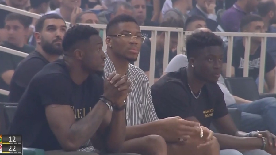 Παναθηναϊκός - Ολυμπιακός: «Σοφιστικέ» Αντετοκούνμπο - Με γυαλιά μυωπίας και... κομπολόι στο ΟΑΚΑ! (video)