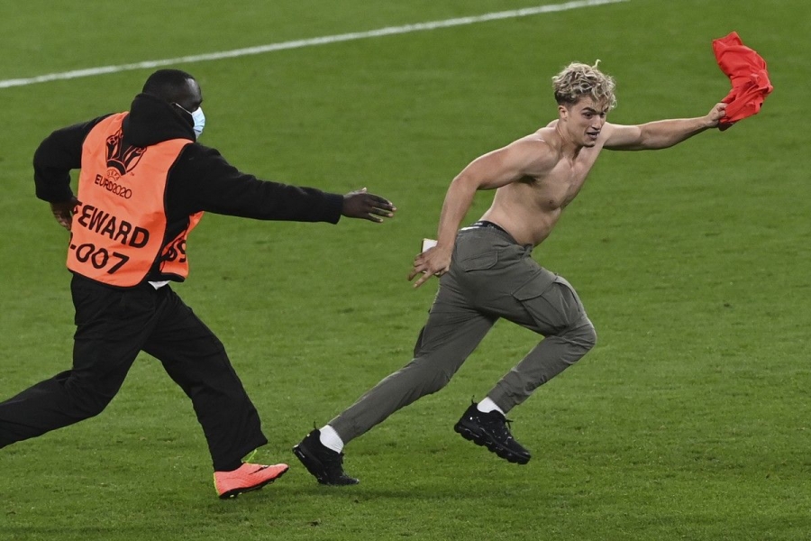 Ιταλία – Αγγλία 1-1: Οπαδός «μπούκαρε» μέσα στον αγωνιστικό χώρο (video)