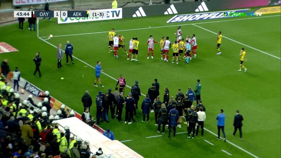 Ολυμπιακός - ΑΕΚ 1-0: Ρίψη αντικειμένων και ένταση στο κόρνερ (video)