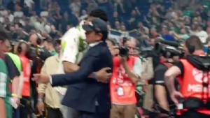 Το BN Sports στο Βερολίνο: Συνάντηση «γιγάντων», ο Γιάννης Αντετοκούνμπο πανηγυρίζει αγκαλιά με τον Αταμάν! (video)