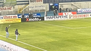 Ατρόμητος - Παναθηναϊκός: Επεισόδια και διακοπή στο Περιστέρι, έπεσαν βεγγαλικά - Έκαναν... βόλτα οι oπαδοί στον περιβάλλοντα χώρο!
