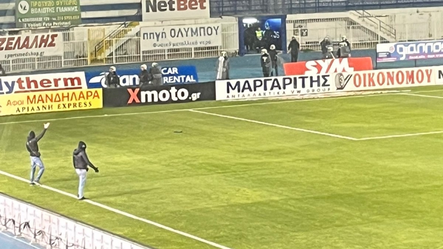 Ατρόμητος - Παναθηναϊκός: Επεισόδια και διακοπή στο Περιστέρι, έπεσαν βεγγαλικά - Έκαναν... βόλτα οι oπαδοί στον περιβάλλοντα χώρο!
