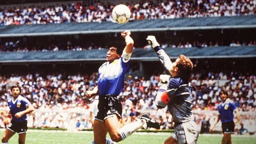 Το «χέρι του θεού», πούλησε την ακριβότερη φανέλα! (video)