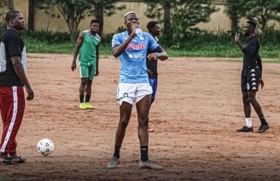 Βίκτορ Οσιμέν: Το διαμάντι δεν ξεχνά, επέστρεψε στη γειτονιά του να παίξει μπάλα και να βοηθήσει… (video)