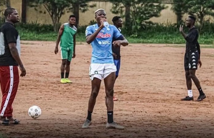 Βίκτορ Οσιμέν: Το διαμάντι δεν ξεχνά, επέστρεψε στη γειτονιά του να παίξει μπάλα και να βοηθήσει… (video)