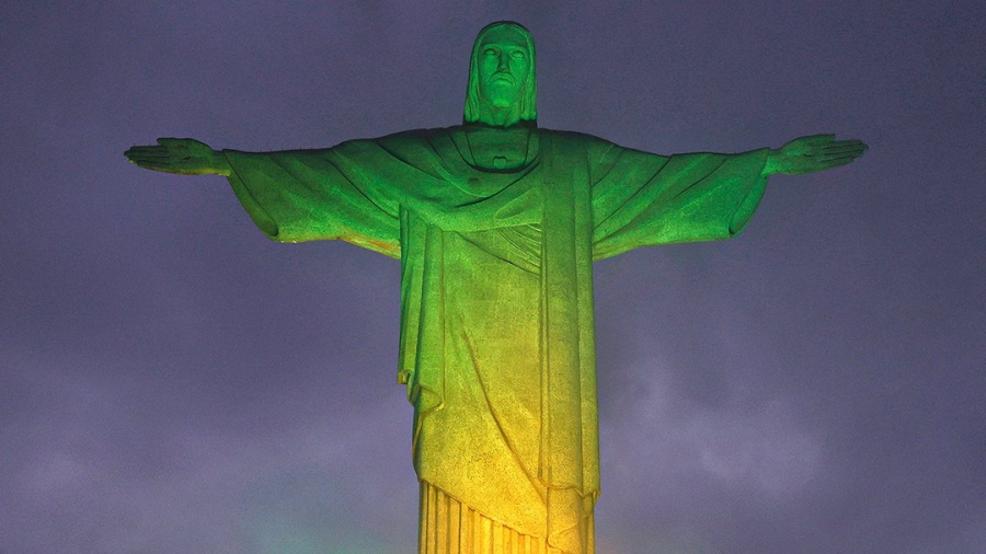 Στα χρώματα της Βραζιλίας εμβληματικά κτήρια ανά τον κόσμο, στη μνήμη του Πελέ