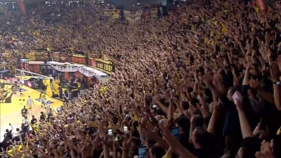 Απίστευτη ατμόσφαιρα στο Άρης - ΠΑΟΚ και κορεό... «εδώ είναι Παλέ» (video)