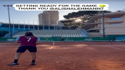 Στέφανος Τσιτσιπάς: Έκανε προπόνηση με φανέλα της Αλίσα Λέμαν! (video)