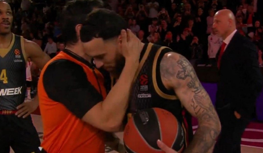 Διακοπή στην αναμέτρηση και η μπάλα... δική του: Ο Τζέιμς έγραψε ιστορία και αποθεώθηκε! (video)