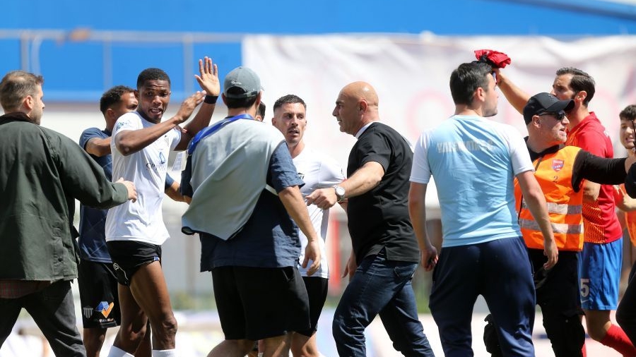 Στα επεισόδια του Πανιώνιος – Καλαμάτα μεταξύ των παικτών, ένας πήρε κόκκινη κάρτα!