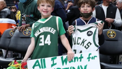 Νάγκετς-Μπακς: Μικρός θαυμαστής ζήτησε να δει τον Γιάννη για τα γενέθλια του και έφυγε με τη φανέλα και τα παπούτσια του! (video)