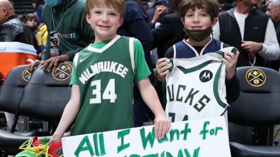 Νάγκετς-Μπακς: Μικρός θαυμαστής ζήτησε να δει τον Γιάννη για τα γενέθλια του και έφυγε με τη φανέλα και τα παπούτσια του! (video)