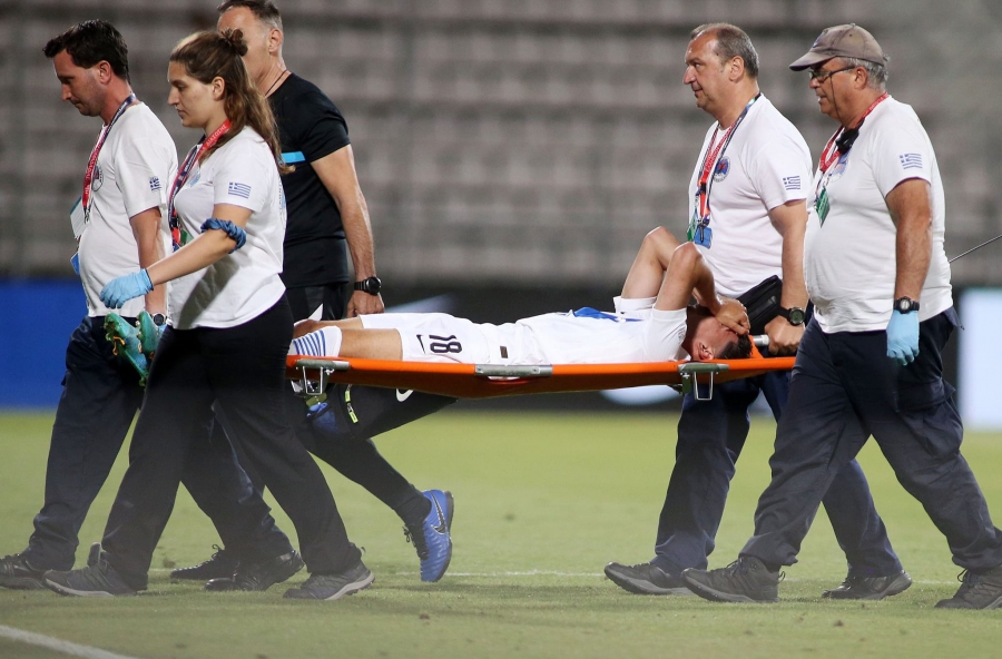 Η στιγμή που ο Λημνιός αποχωρεί με ασθενοφόρο από το Πανθεσσαλικό! (video)