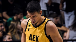 Η συγγνώμη του Λαρεντζάκη στον κόσμο της ΑΕΚ - Η κίνηση που προκάλεσε ένταση!