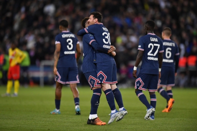 Παρί Σεν Ζερμέν: Το «λούσιμο» στον Εμπαπέ και οι πανηγυρισμοί έξω από το γήπεδο για το πρωτάθλημα! (video)