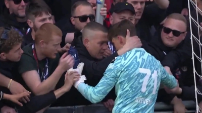 Τρομερή στιγμή στο Βέλγιο: Οι οπαδοί αγκάλιασαν τον αντίπαλο τερματοφύλακα, μετά τον χαμό του πατέρα του (video)