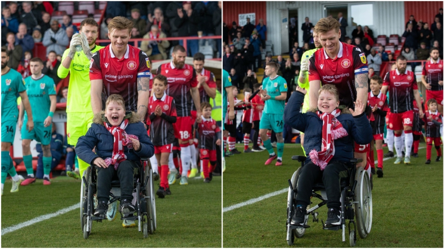 Συγκινητική έκπληξη σε φίλαθλο με κινητικά προβλήματα στην Αγγλία!