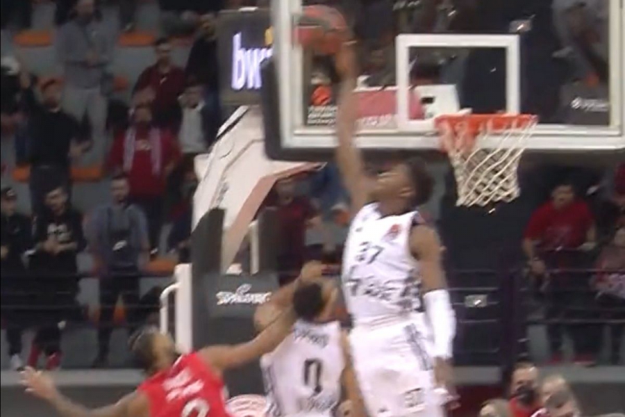 Ολυμπιακός - Βιλερμπάν: Η εντυπωσιακή τάπα του Αντετοκούνμπο στον Ντόρσεϊ (video)