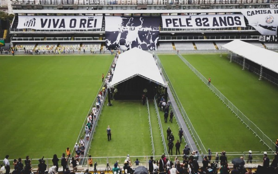 Τραγούδησαν και άναψαν καπνογόνα για τον… Βασιλιά τους οι οπαδοί της Σάντος (video)