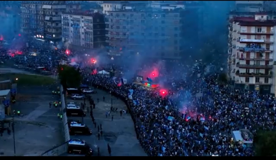 Η απόλυτη... τρέλα στους δρόμους της Νάπολη για τους πρωταθλητές! (video)