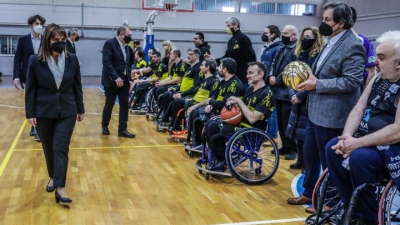 Αγώνα μπάσκετ με αμαξίδιο παρακολούθησε η ΠτΔ