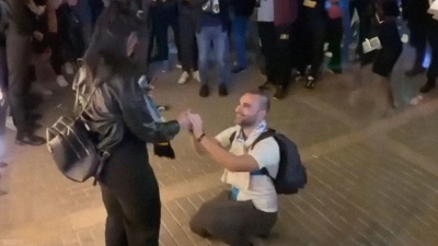 Όμορφη στιγμή έξω από την OPAP Arena: Οπαδός της Μαρσέιγ έκανε πρόταση γάμου σε φίλη της ΑΕΚ και αποθεώθηκε! (video)