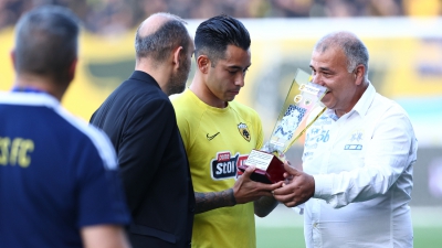 Άρης – ΑΕΚ: Βραβεύτηκε και αποθεώθηκε στο «Βικελίδης» ο Αραούχο!