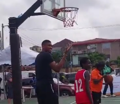 Ο Γιάννης Αντετοκούνμπο έπαιξε μπάσκετ με μικρούς θαυμαστές του στην Νιγηρία