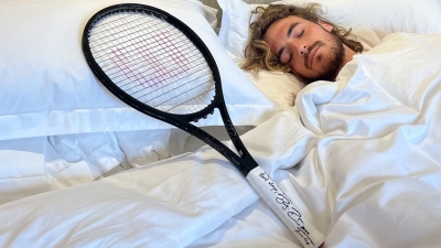 Αγκαλιά με μια ρακέτα κοιμάται ο Στέφανος Τσιτσιπάς