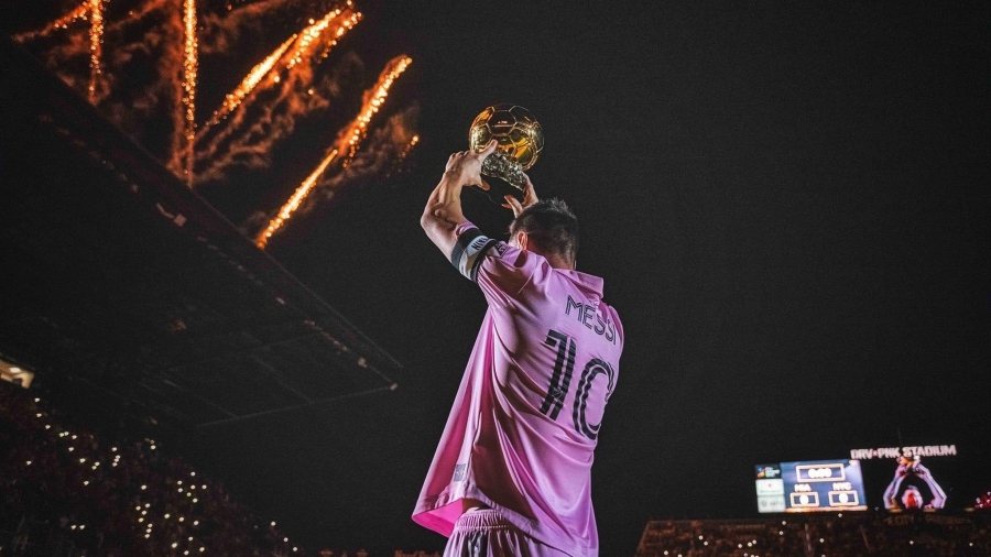 «Σήκωσε το!» - Ο Μέσι υψώνει την Χρυσή Μπάλα και το Μαϊάμι τον αποθεώνει