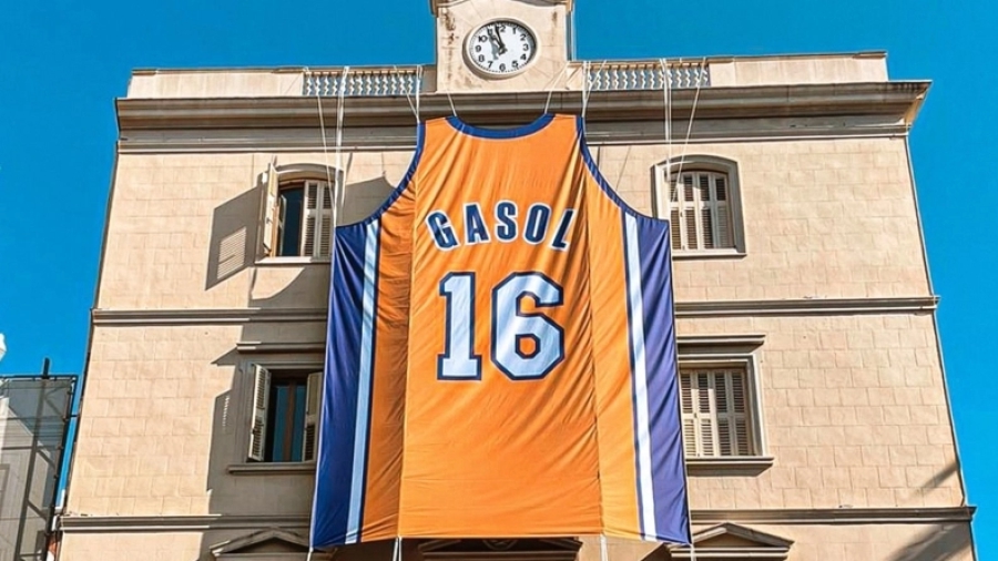 Πάου Γκασόλ: Μία... γιγάντια φανέλα του Ισπανού κρέμεται στο δημαρχείο της γενέτειράς του!