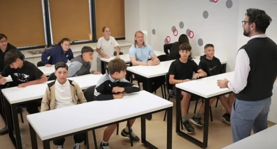 Ο πιο καλός ο μαθητής: Ο Βίντα ανανέωσε, δεν... κάθεται στο πρώτο θρανίο, παίρνει όμως «δέκα» από τον Ηλία Μελέτη! (video)