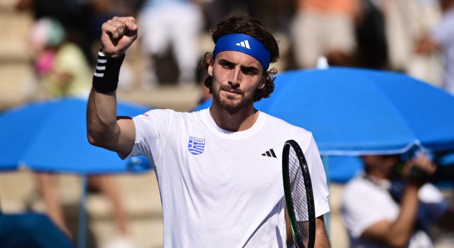«Αλύγιστος» Τσιτσιπάς - Ξεπέρασε... παγωμάρα και Κλέιν και ισοφάρισε για την Ελλάδα στο Davis Cup (video)