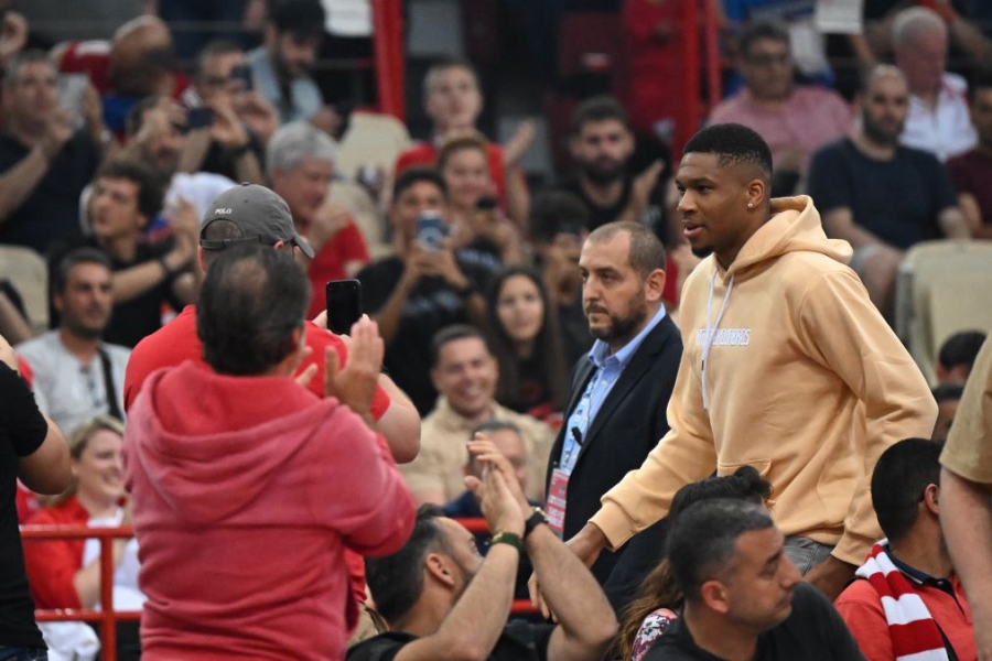 Ο Γιάννης Αντετοκούνμπο με τον αδερφό του Άλεξ και τον προπονητή των Μπακς στο ΣΕΦ! (video)