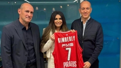 Ολυμπιακός: Φανέλα στη νέα Πρέσβειρα των ΗΠΑ δώρισαν οι Αγγελόπουλοι!