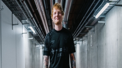 O Εντ Σίραν σχεδίασε και πόζαρε με την τρίτη εμφάνιση της Ίπσουιτς! (video)