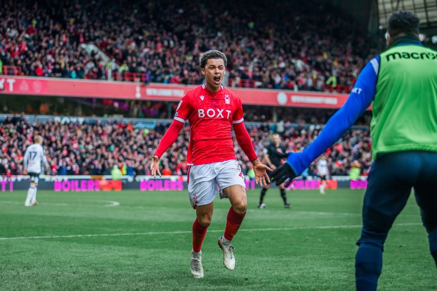 Μπρέναν Τζόνσον: Δίνει «σάρκα και οστά» στο όνειρο της Νότιγχαμ και του πατέρα του, ζώντας το… δικό του (video)