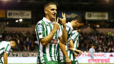 Καρλίτος: Πήρε υπογεγραμμένη φανέλα του Καραγκούνη και πόζαρε δίπλα στο γκράφιτι του