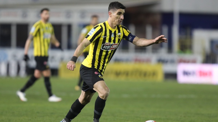 Έξαλλοι στην ΑΕΚ: Φωνάζουν για πέναλτι στον Μάνταλο και κόκκινη που δεν δόθηκε στον Κουλούρη