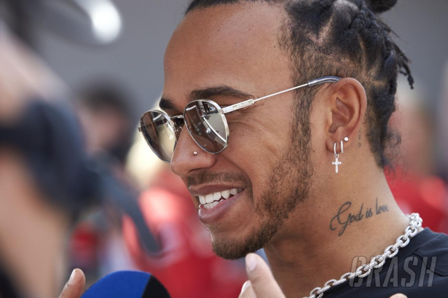 Formula 1: Ελεύθερος να φορά τα κοσμήματά του ο Χάμιλτον, λόγω της καθυστέρησης των μέτρων