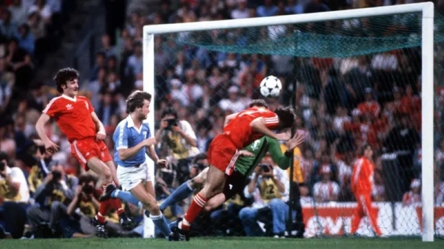 Ο σούπερ σταρ, Φράνσις, μπορεί να έσπασε το φράγμα του ενός εκατομμυρίου λιρών, αλλά παρέμεινε ο Τρέβορ για τους φίλους του!